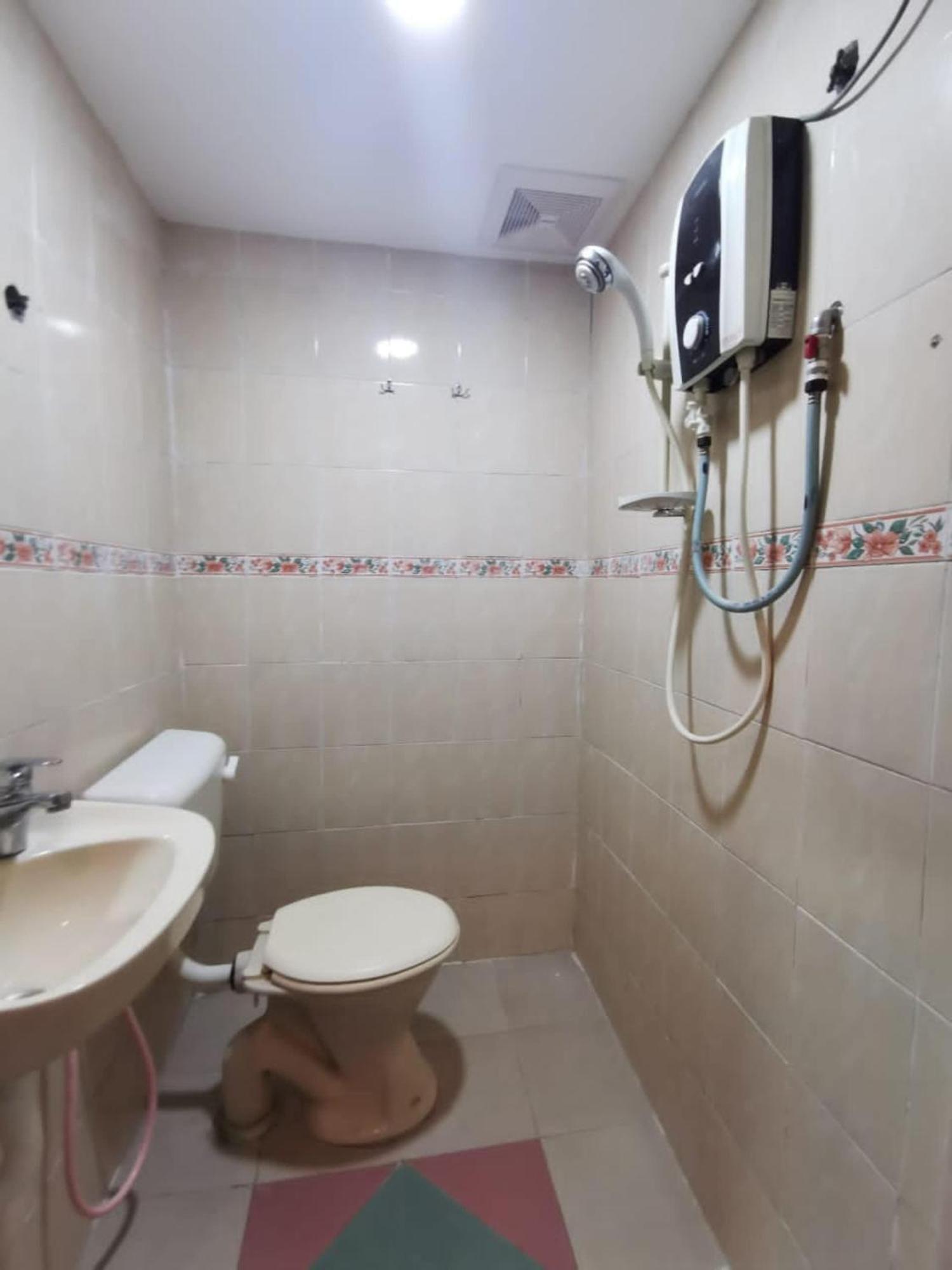Super Oyo 90086 My Seven Days Inn ยะโฮร์บาห์รู ภายนอก รูปภาพ